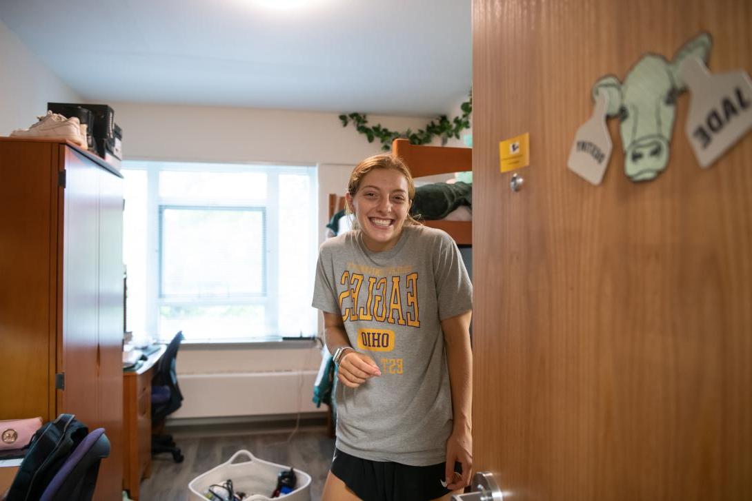 Student moving into her dorm